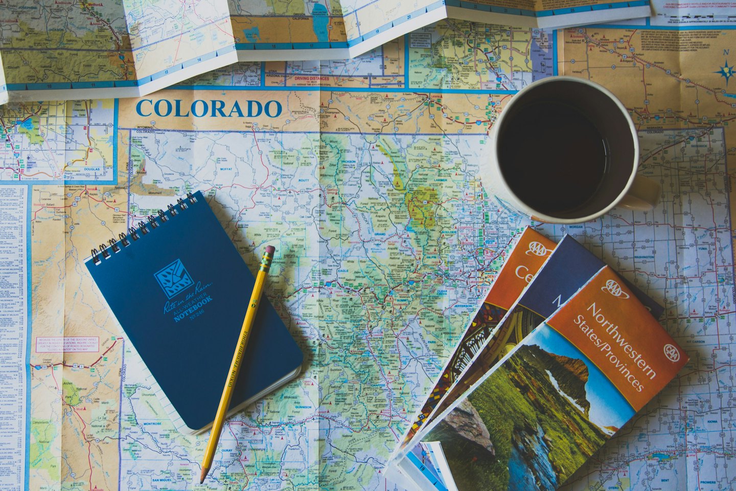 Mappa del Colorado con taccuino per la pianificazione di viaggi, matita e tazza.